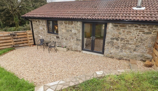 THE STABLE, romantic, with open fire in Amroth