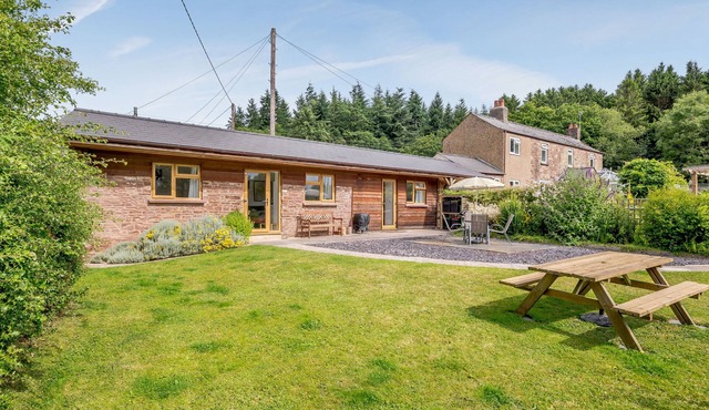 THE STABLE @ ROSE COTTAGE, pet friendly, with a garden in Yorkley