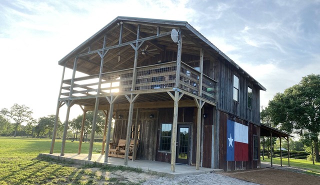 The Stablehouse at Copperas Creek - A Fully Renovated Relaxing Retreat