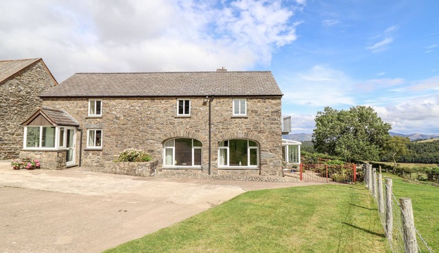 THE STABLES AT CAE GWYN, family friendly, with hot tub in Ruthin