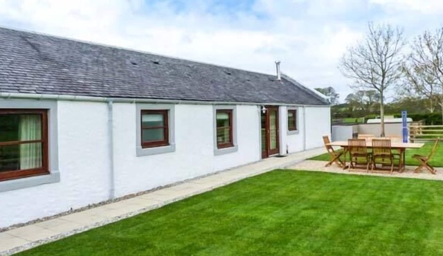 THE STABLES AT DALDORCH, pet friendly, with open fire in Mauchline