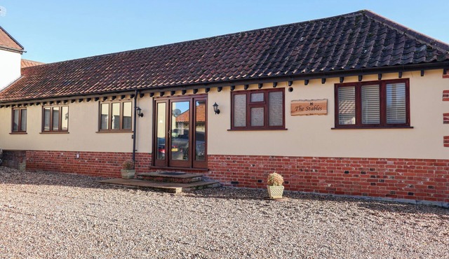 THE STABLES AT HALL BARN, family friendly in Walsham-Le-Willows