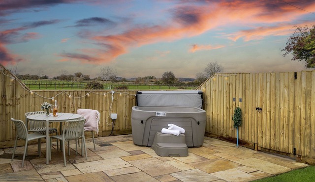 The Stables at Sturt Farm Courtyard - Beautiful dog friendly home in the Cotswolds with a hot tub