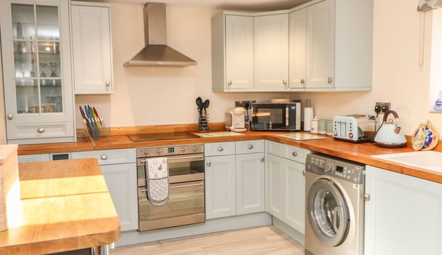 THE STABLES, family friendly, with hot tub in Mickleton, Teesdale