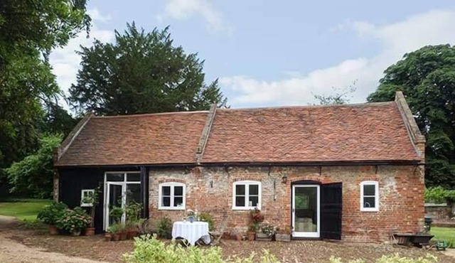 THE STABLES, family friendly, luxury holiday cottage in Upper Upnor