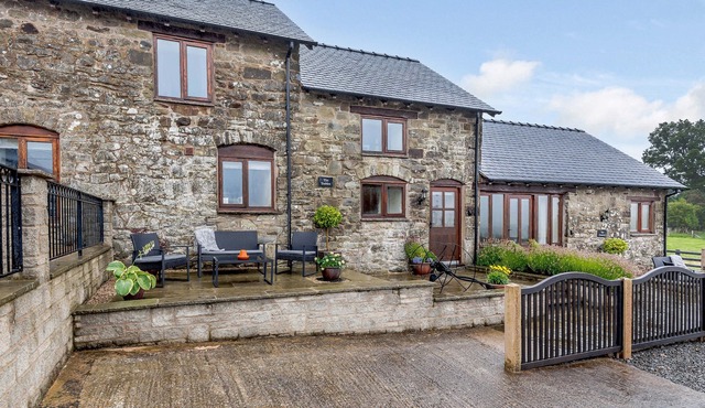 THE STABLES, family friendly, with a garden in Llanfair Caereinion