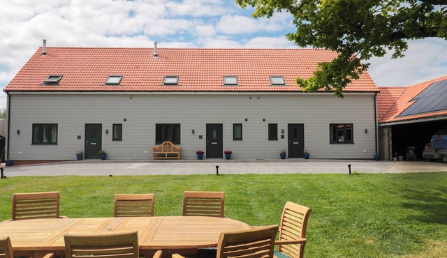 THE STABLES, family friendly, character holiday cottage in Highbridge