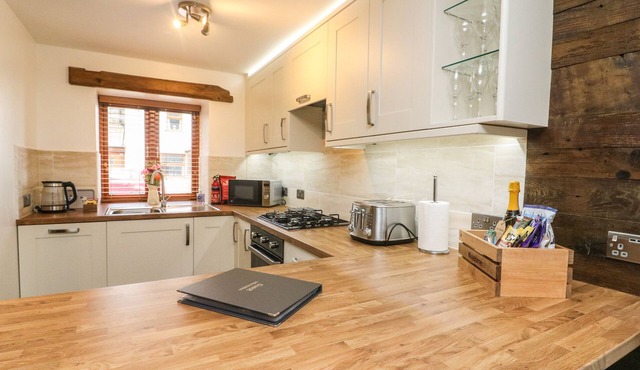 THE STABLES, family friendly, character holiday cottage in Endmoor