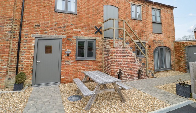 THE STABLES, family friendly, character holiday cottage in Crick