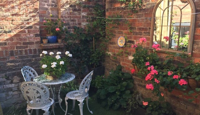 The Stables: full of character near the Pantiles with secluded courtyard garden