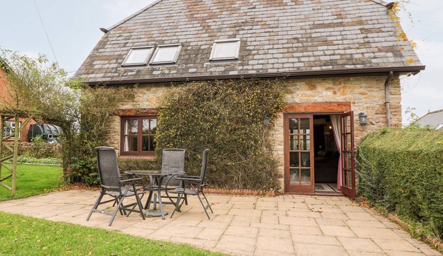 THE STABLES, pet friendly, with a garden in Hazelbury Bryan