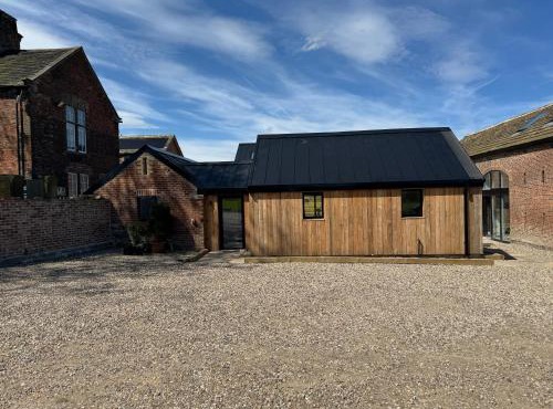 The Stables, Modern 2 bed, 4 person, Rural Barn Conversion with Great Access