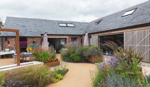 THE STABLES, pet friendly, with hot tub in Marlborough, Wiltshire