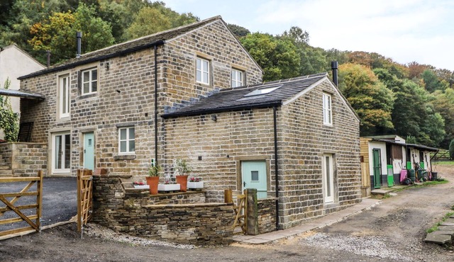 THE STABLES, pet friendly, character holiday cottage in Honley