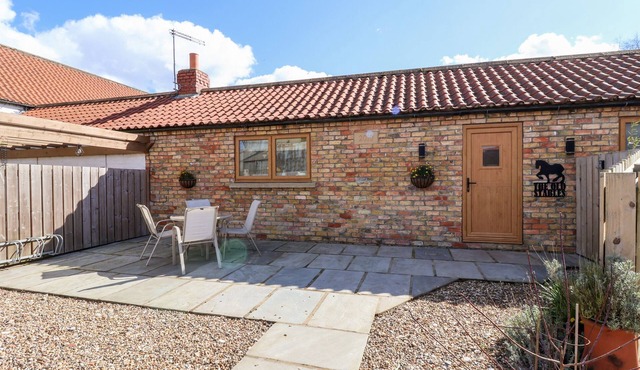 THE STABLES, pet friendly, with a garden in Bridlington