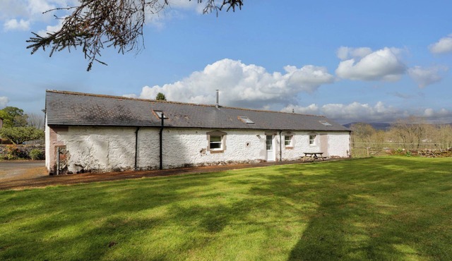 THE STABLES, pet friendly, character holiday cottage in Thornhill
