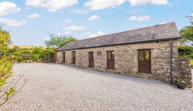 THE STABLES, pet friendly, character holiday cottage in St Neot
