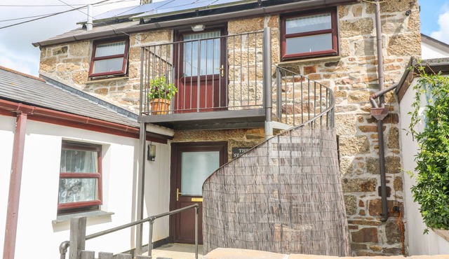 THE STABLES, pet friendly, country holiday cottage in Longrock