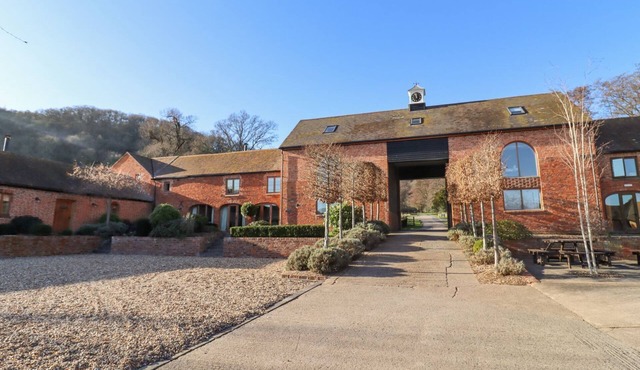 THE STABLES, pet friendly, character holiday cottage in Welland