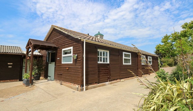 THE STABLES, pet friendly, with a garden in Brighstone