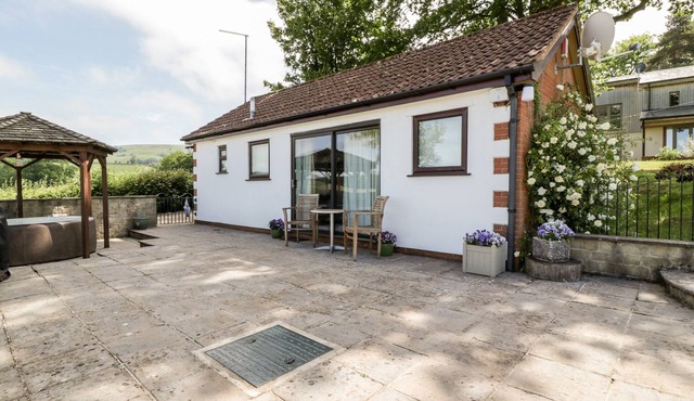 THE STABLES, pet friendly, with hot tub in Crowcombe