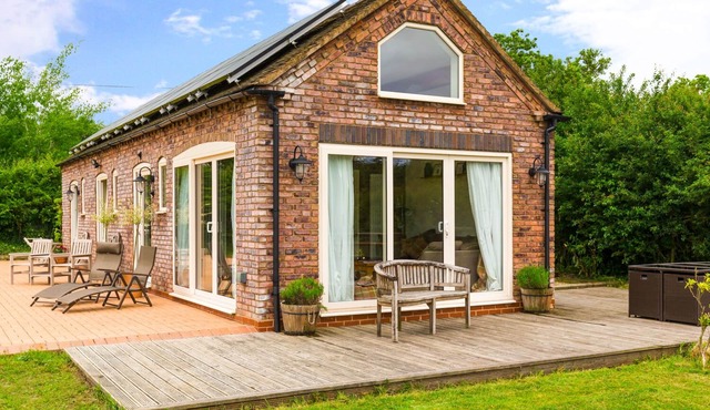 THE STABLES, pet friendly, luxury holiday cottage in Crudgington