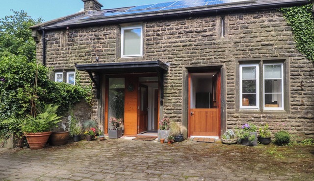 THE STABLES, pet friendly, with a garden in Trawden