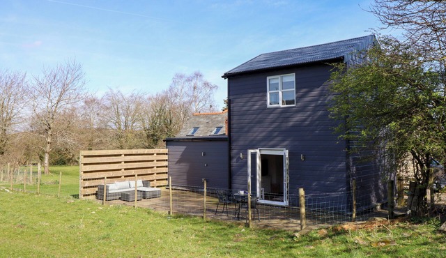 THE STABLES, pet friendly, with a garden in Tafarn-Y-Gelyn