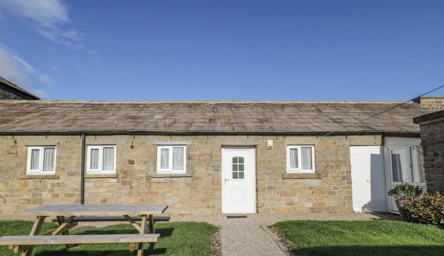 THE STABLES, pet friendly, character holiday cottage in Masham