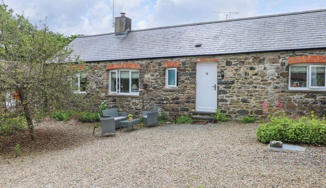 THE STABLES, pet friendly, character holiday cottage in Solva