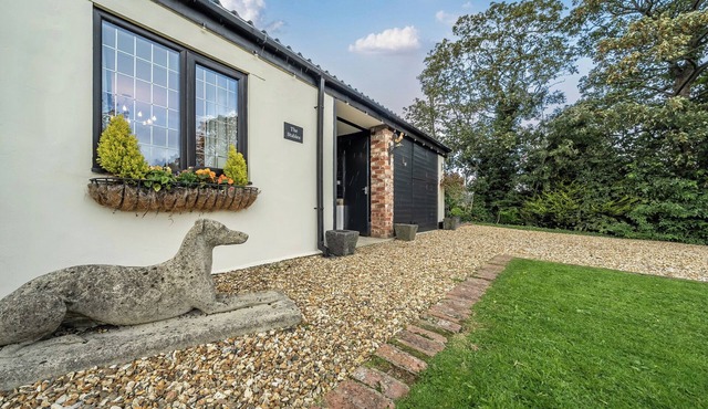 THE STABLES, romantic, character holiday cottage in Stalmine