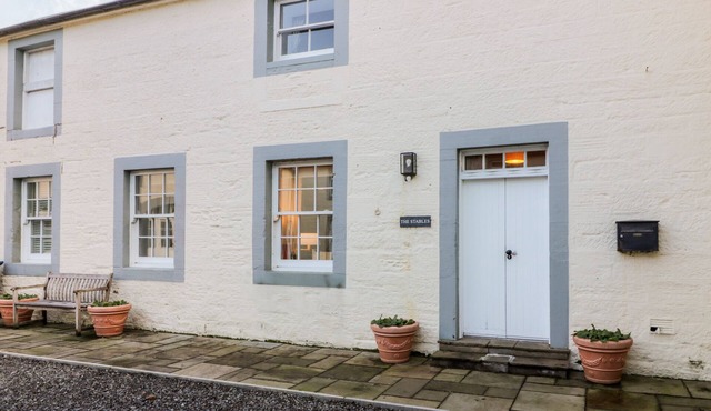 THE STABLES, romantic, with a garden in Dalswinton