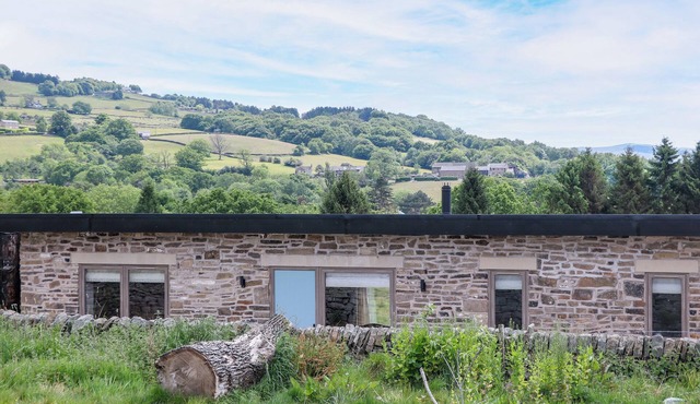 THE STABLES - VINEYARD STAY, pet friendly in Marple Bridge