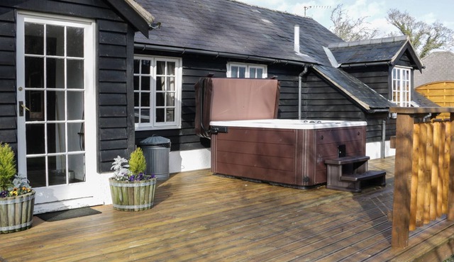 THE STABLINGS COTTAGE, pet friendly, with hot tub in Garthmyl