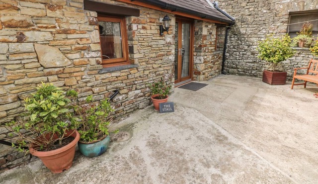 THE STALL, pet friendly, character holiday cottage in Llanmorlais