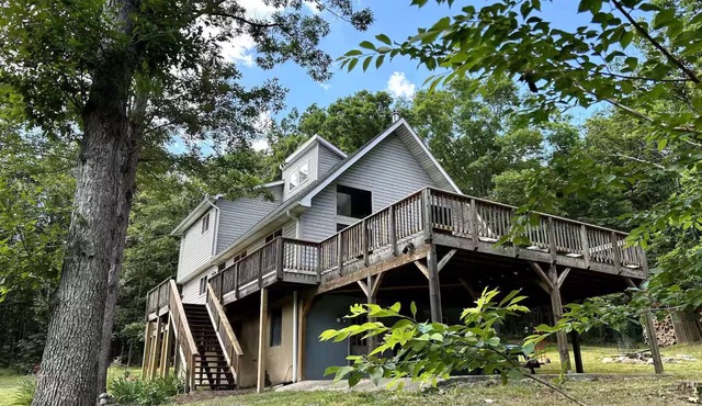 THE STARGAZER: Private lake access w/wood burning fireplace, wraparound deck