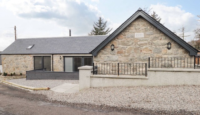 THE STEADING, family friendly, character holiday cottage in Rogart