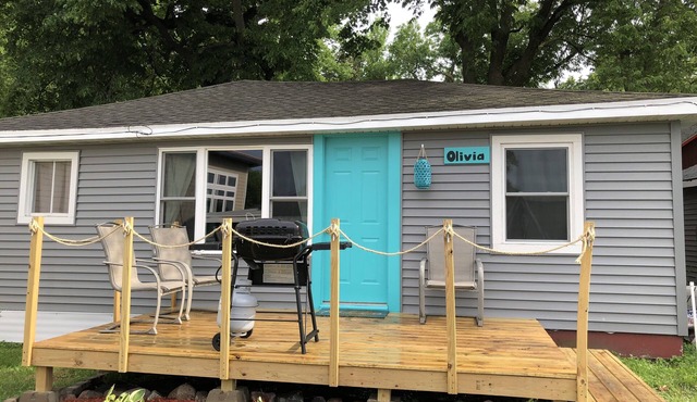 The Stella Cottage Sleeps 7 located 5 min walk from Arnolds Park.