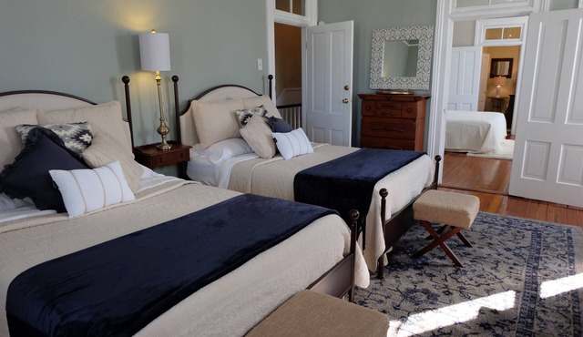 "The Stella" Vintage Fun & Artsy Victorian w/Parking = Family & Friends Getaway