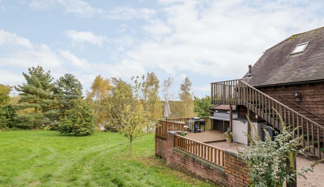 THE STILEHOUSE APARTMENT, with a garden in Menith Wood