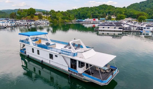 The Stillwater Houseboat 75' - Medium Houseboat, 6 bedrooms,waterslide, fireplace on rooftop lounge area