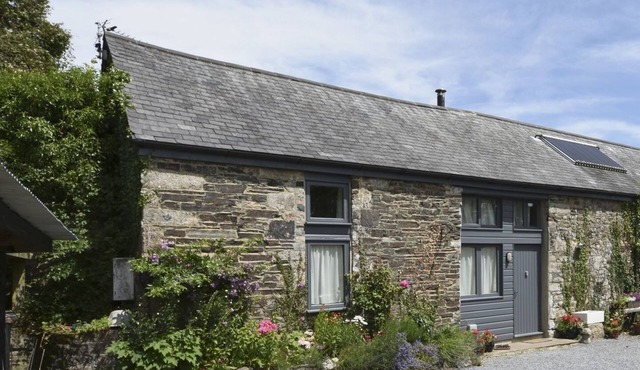 THE STONE BARN COTTAGE, pet friendly, with open fire in Holne