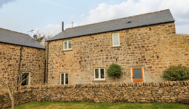 THE STONE BARN, pet friendly, character holiday cottage in Marsh Lane