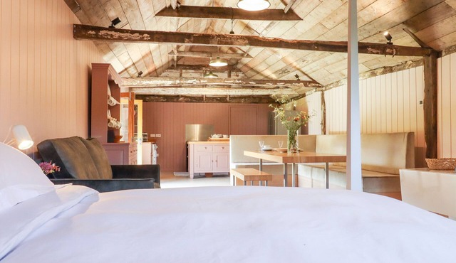 THE STONE BARN, romantic, character holiday cottage in Ticehurst