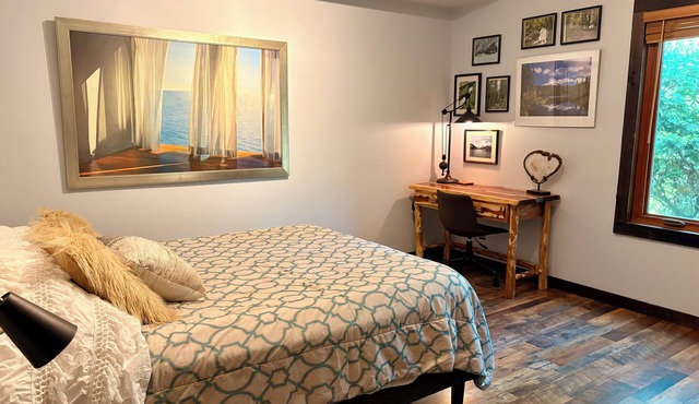 The Stone & Bridge: Close to MKT Trail & Dog Park, Dining, Groceries & I-70