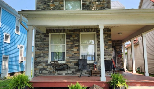 The Stone House - 3beds/1 1/2 bath Private Fenced Backyard w/Grill & Fire Pit