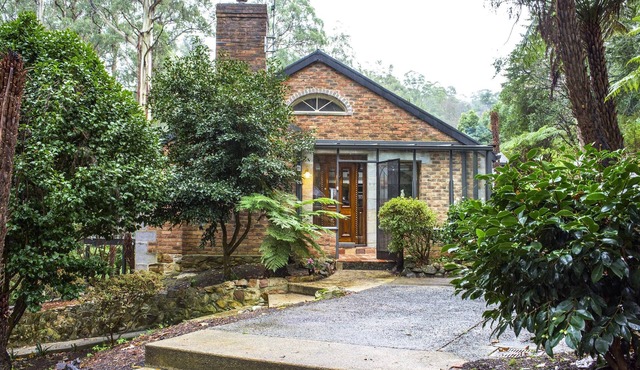 The Stone On The Hill - This is a contemporary 3 bedroom home with high ceilings, a coonara log fire and central heating.