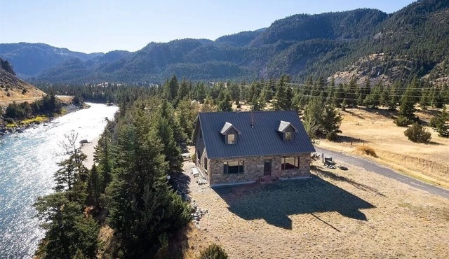 The Stonefly House- 3 bed/2.5 bath custom stone home, Yellowstone River Front