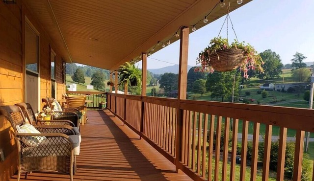 The Stonewood Acre: laid-back mountain vibe.