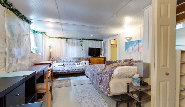 The String Light Studio | Walk to Newport Restaurants!